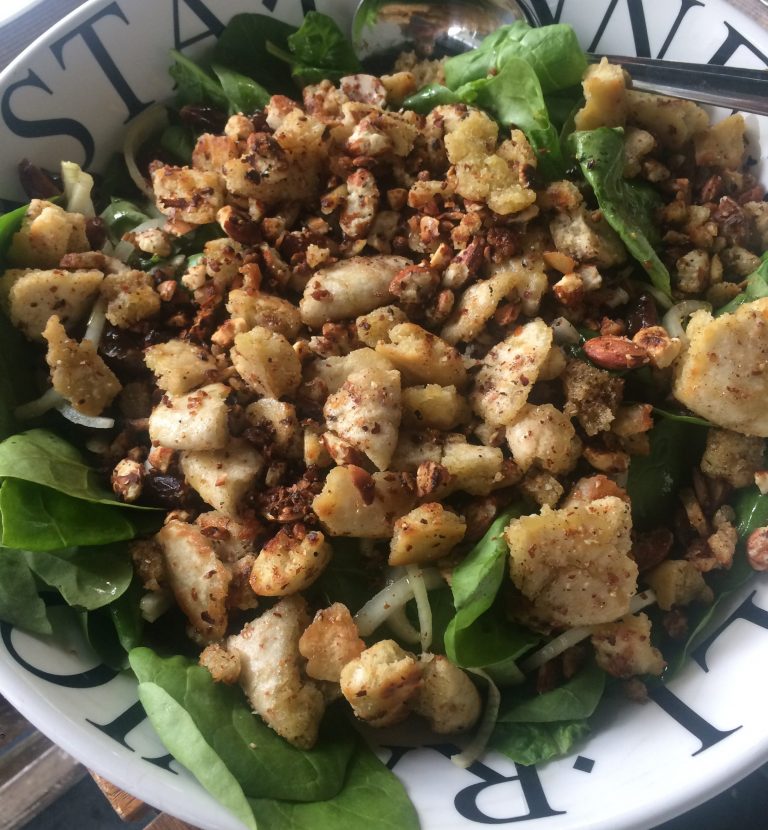 spinaziesalade met dadels en amandelen